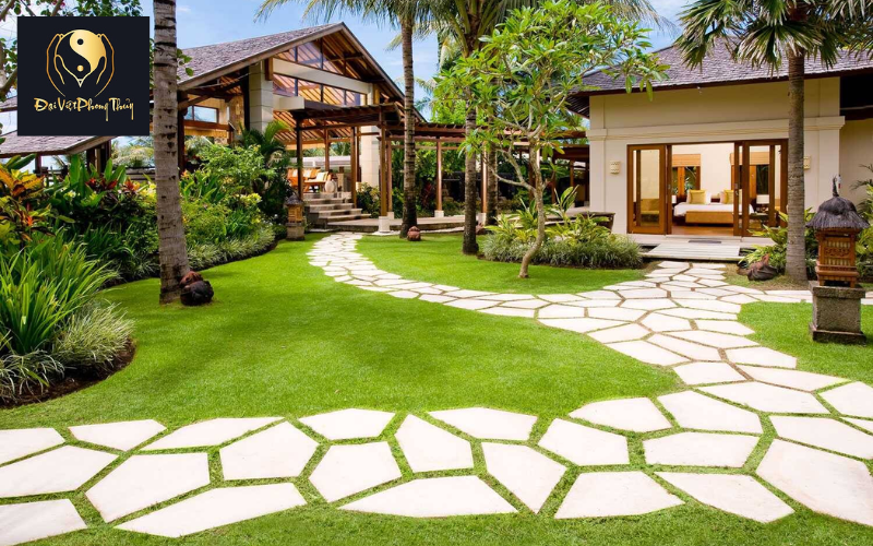 quan sát lối đi vào nhà